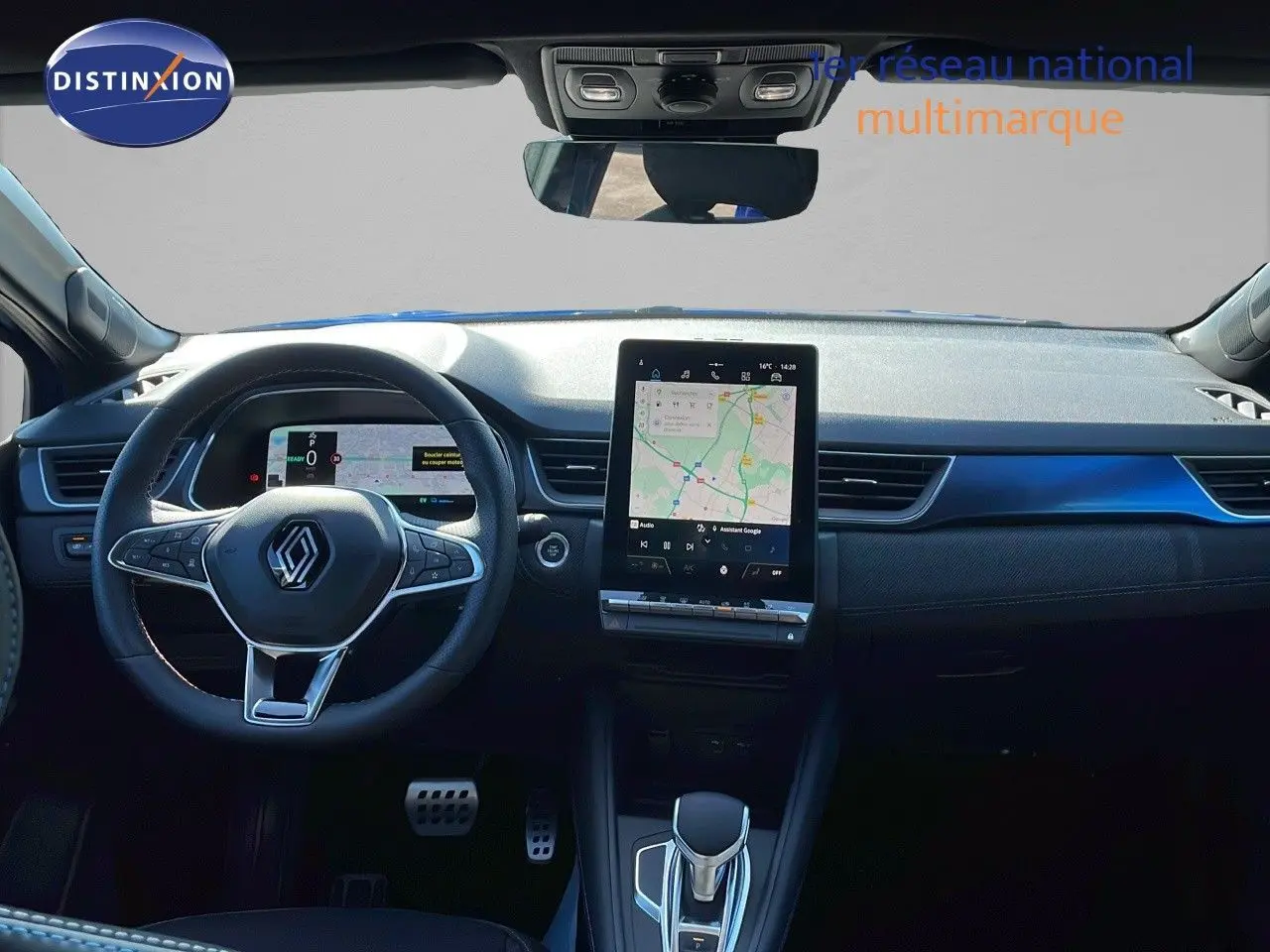 Intérieur du Renault Captur E-Tech hybride 2025, tableau de bord avec écran tactile vertical et volant multifonction noir.