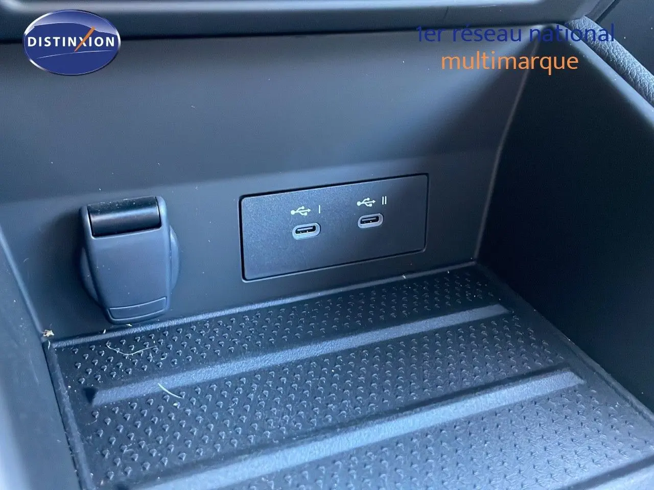 Prise USB double et prise 12V dans le rangement central d'un Renault Captur E-Tech hybride 2025.
