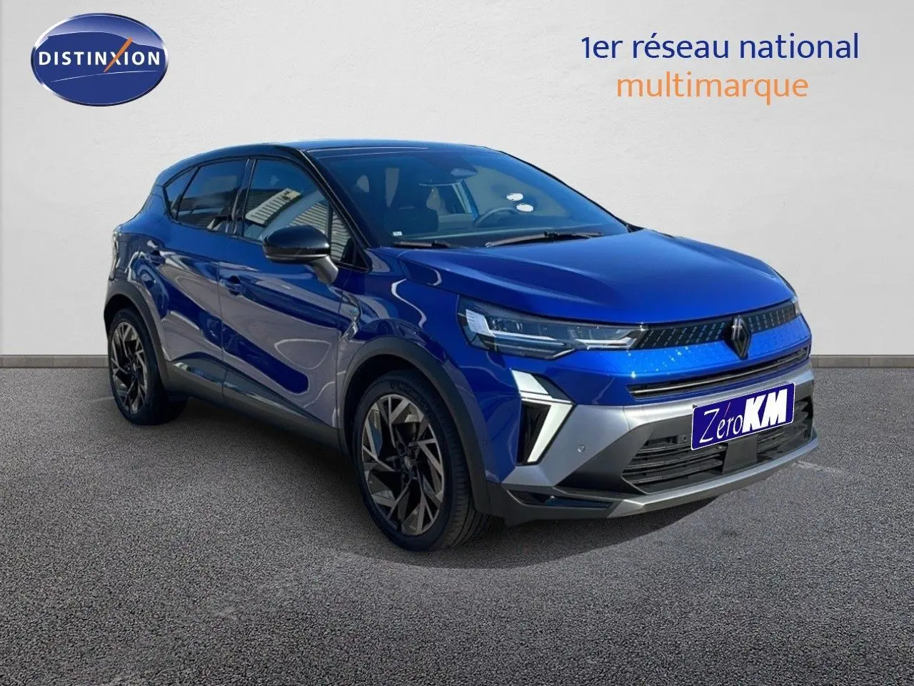 Renault Captur E-Tech hybride 2025 bleu Iron Metal avec toit noir, vue 3/4 avant droit mettant en valeur ses phares LED.