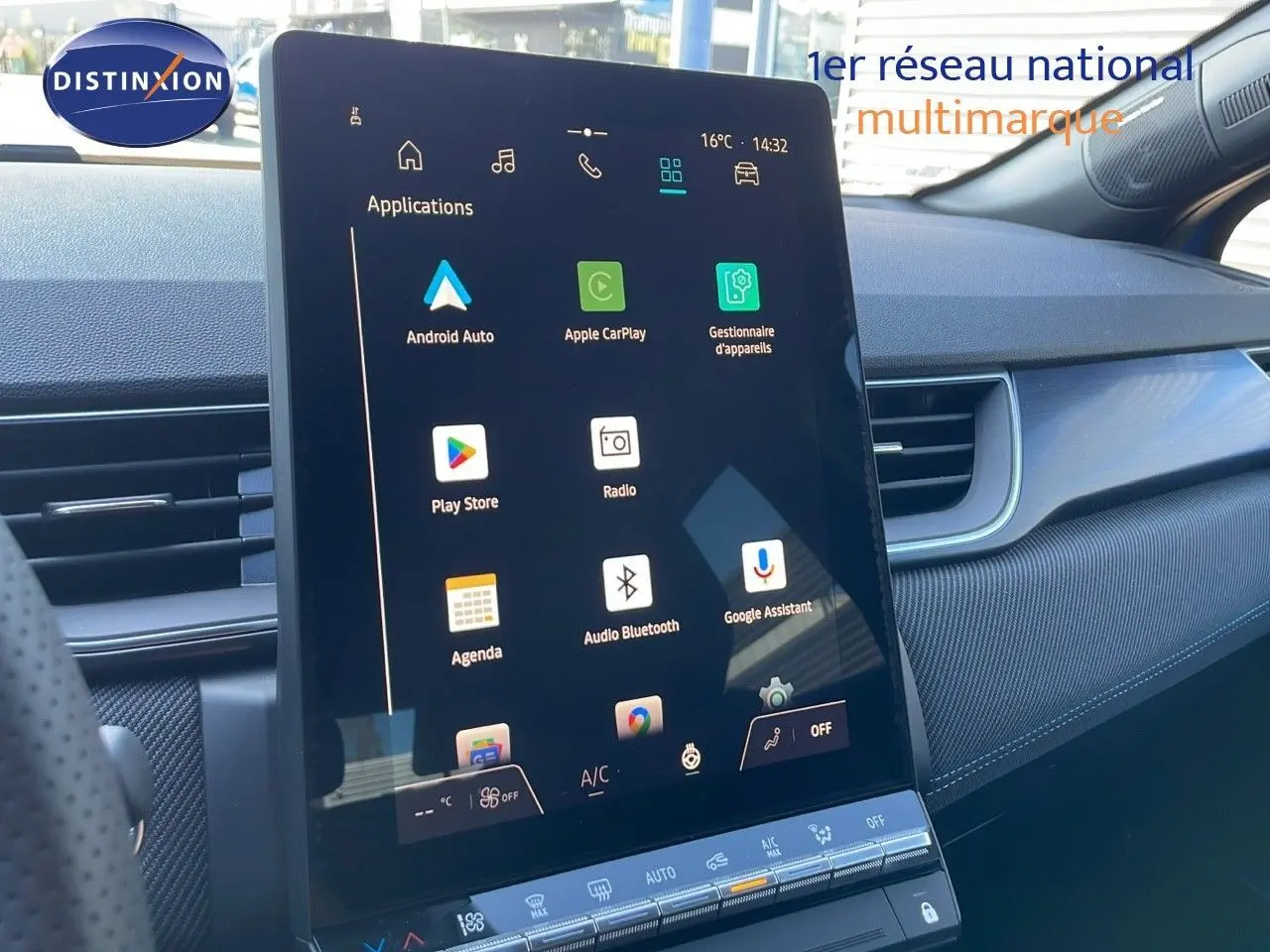 Vue intérieure du tableau de bord du Renault Captur E-Tech hybride 2025, écran tactile central affichant les applications connectées.