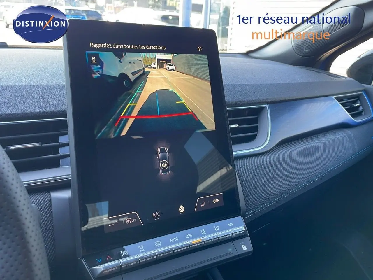 Écran central tactile affichant la caméra de recul dans l'habitacle du Renault Captur bleu iron metal toit noir.