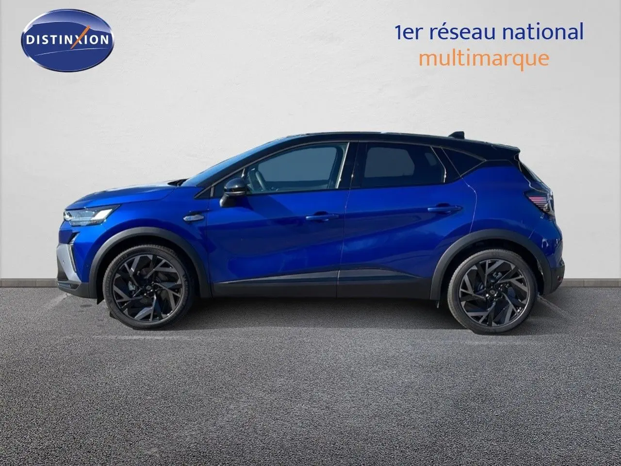 Profil côté gauche du Renault Captur E-Tech hybride 2025 en bleu Iron Metal avec toit noir et jantes noires.