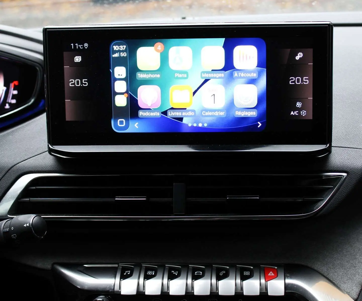 Écran tactile central du Peugeot 3008 2025 affichant des applications, avec commandes climatisation à 20,5°C visibles en intérieur noir.