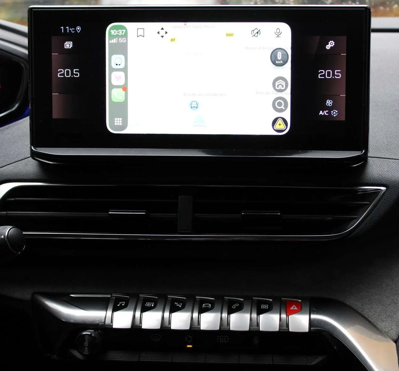 Écran tactile central du tableau de bord du Peugeot 3008 2025, affichant la navigation et la climatisation digitale.