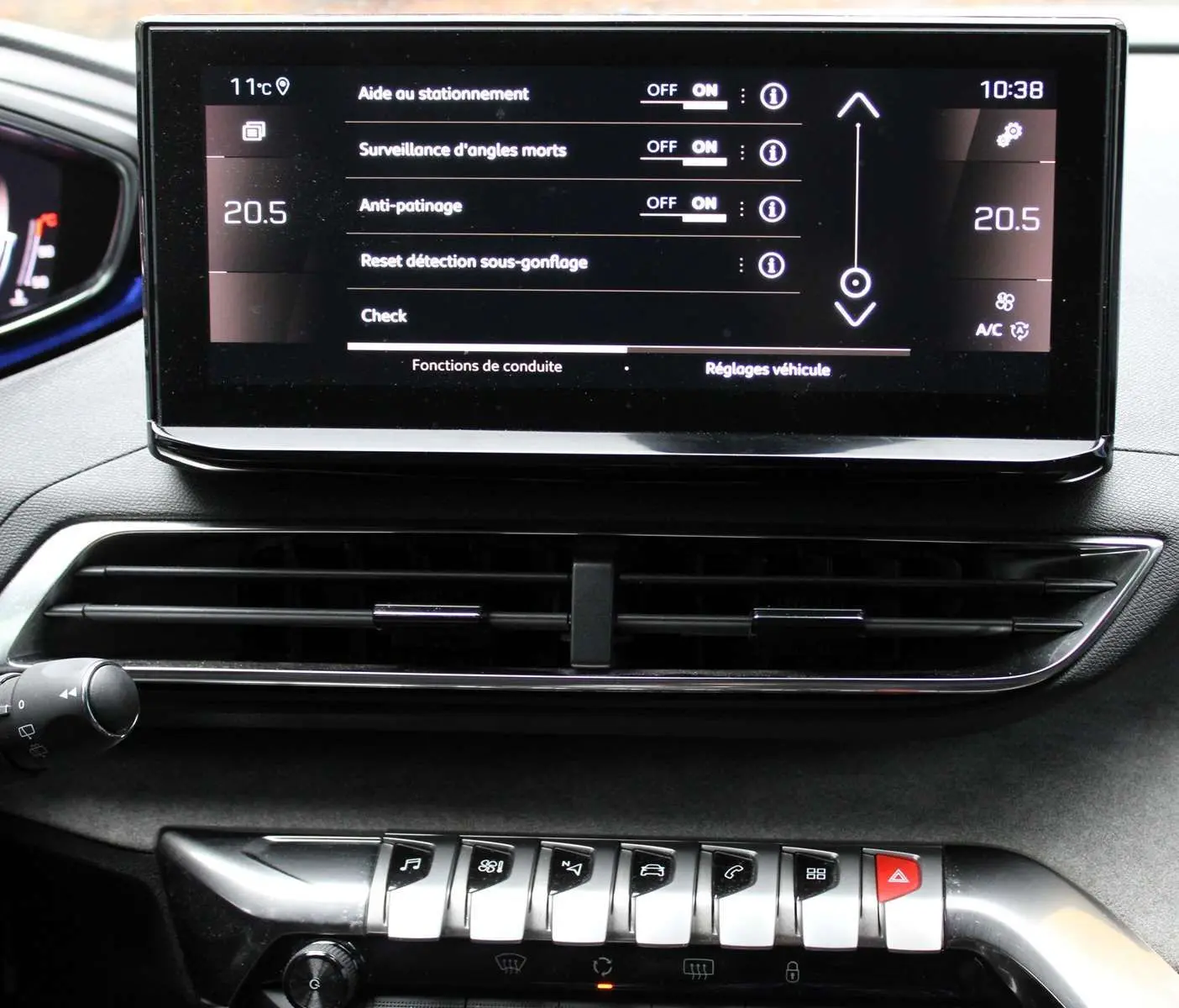 Écran tactile central affichant les réglages d'aide à la conduite du Peugeot 3008 blanc nacré, intérieur noir.