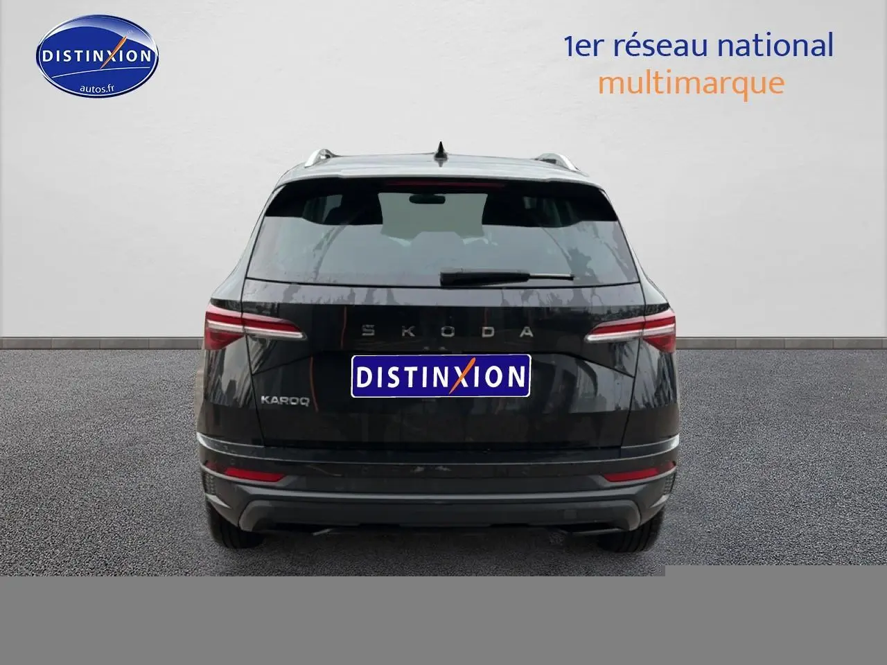 Vue arrière d'un Skoda Karoq noir 2025 avec feux arrière LED et barres de toit visibles.