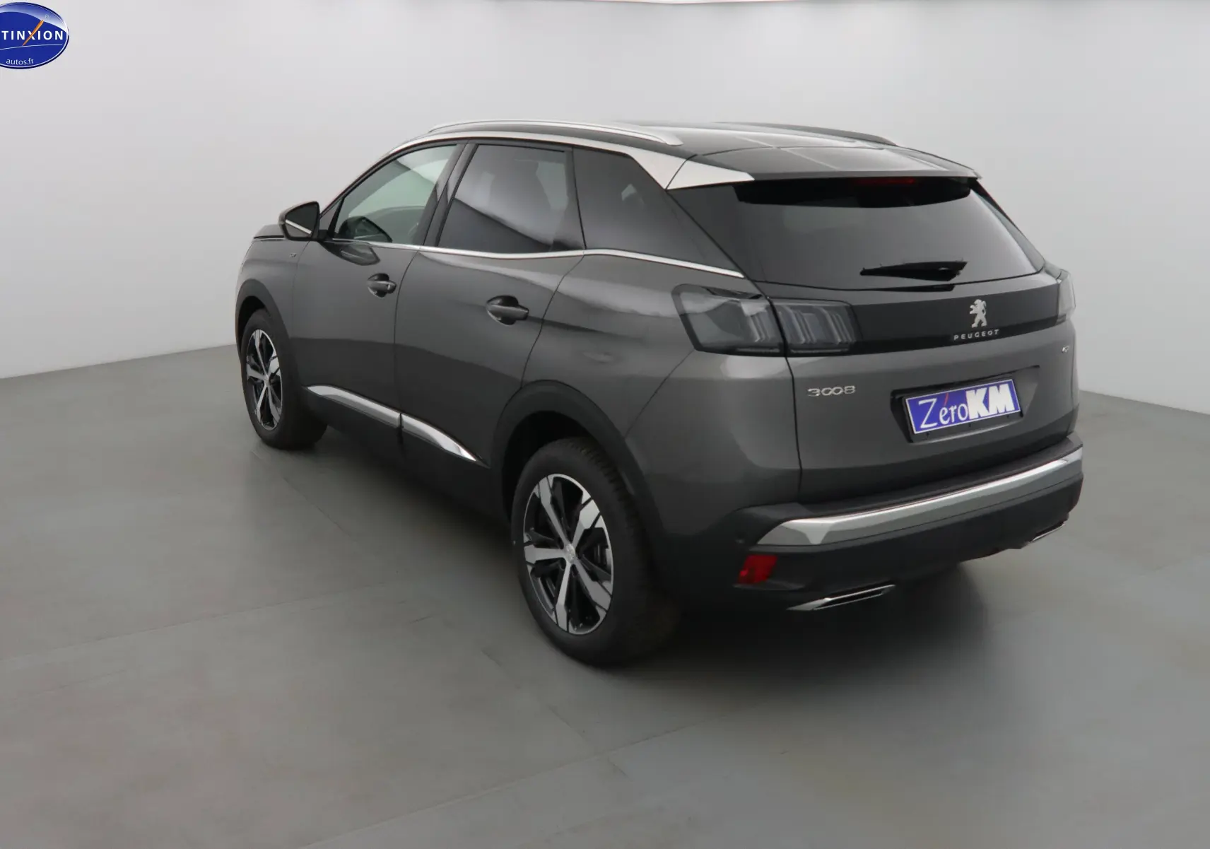 Peugeot 3008 gris platinium métal vu en 3/4 arrière droit, avec vitres teintées et jantes alliage bicolores.