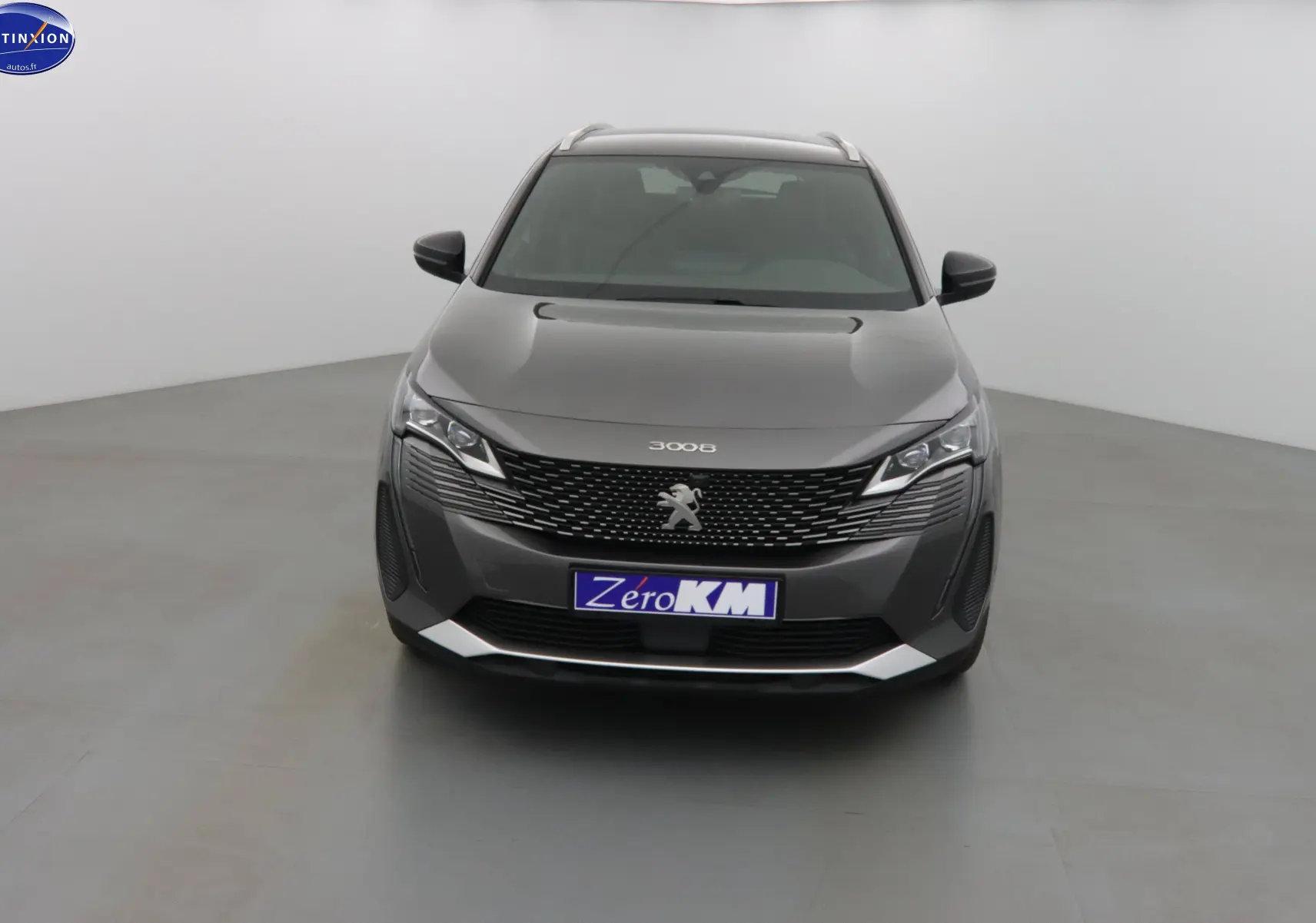 Peugeot 3008 gris platinium métal vu de face, mettant en valeur sa calandre distinctive et ses phares LED.