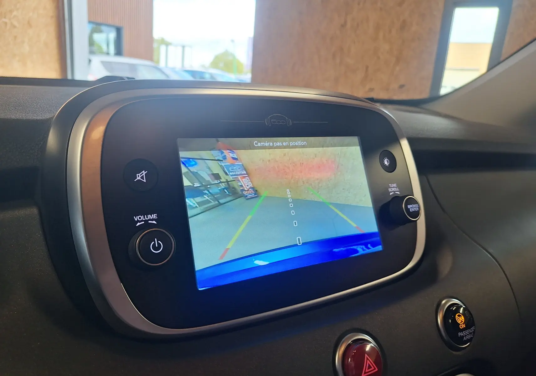 Écran central montrant la caméra de recul d’un FIAT 500X bleu, vue intérieure du tableau de bord.