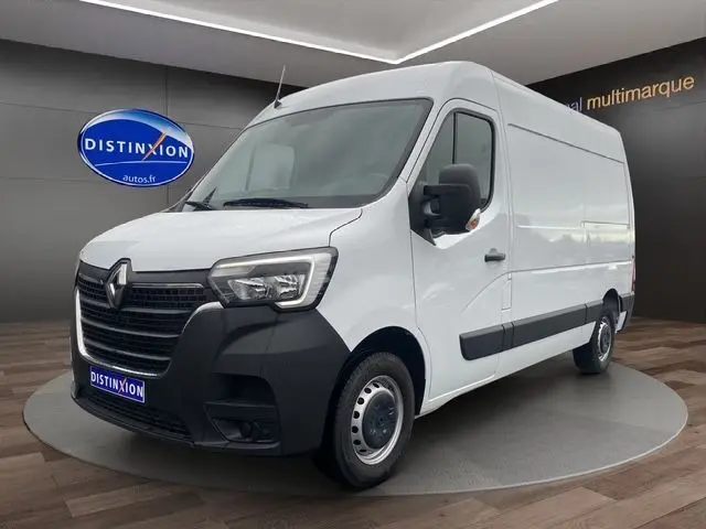 Image indiquant l'arrivée prochaine d'un véhicule Renault Master blanc, vue de profil sans photo réelle du véhicule.