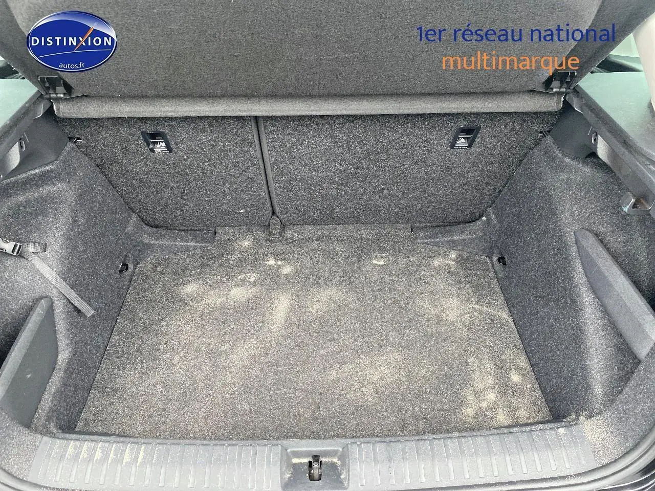 Coffre ouvert vu de l'arrière d'un Skoda Kamiq noir 2025, montrant un espace de chargement vide et tapissé gris.