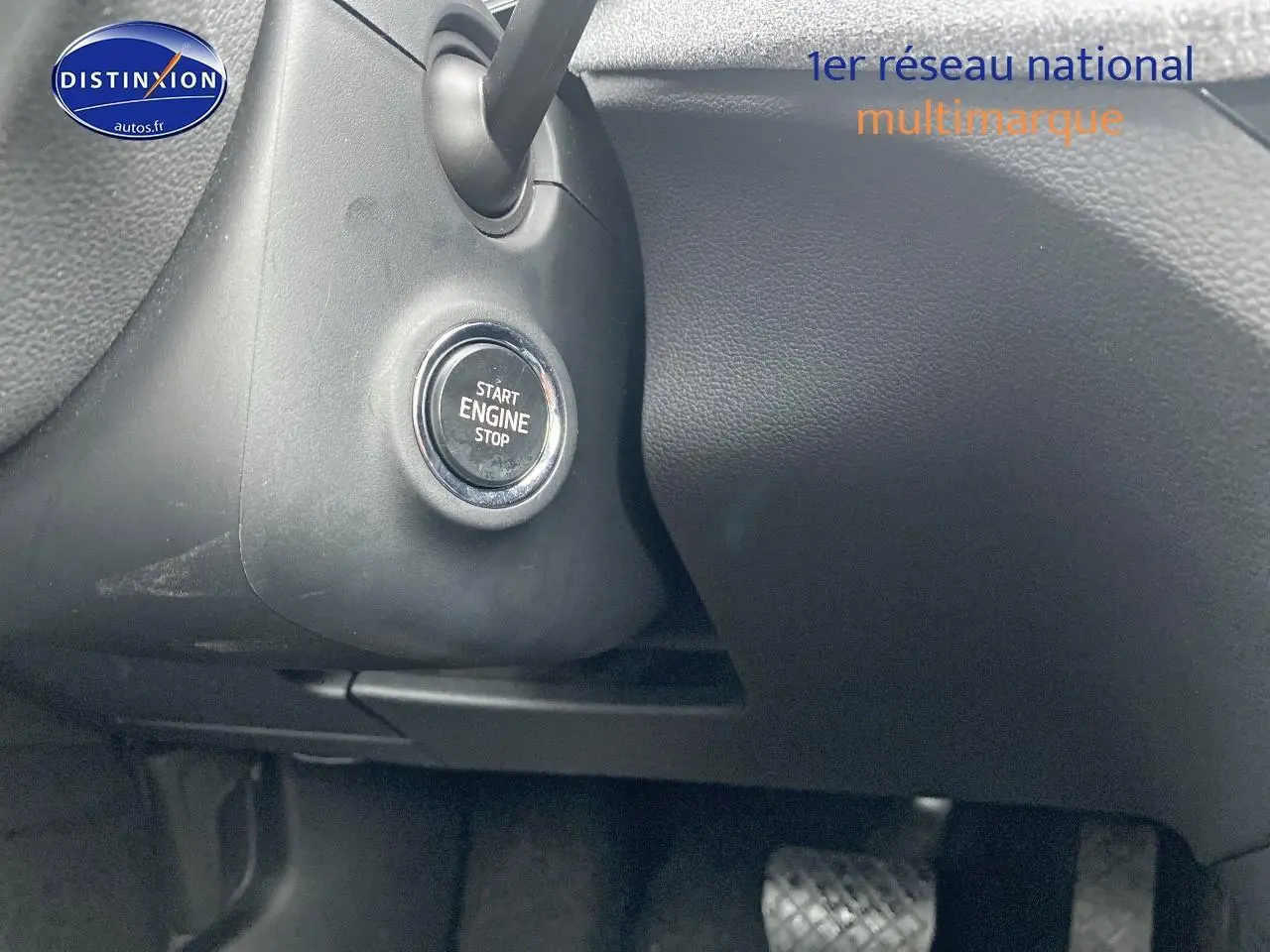 Gros plan sur le bouton start/stop moteur dans l’habitacle noir du Skoda Kamiq 2025 finition Selection DSG7.