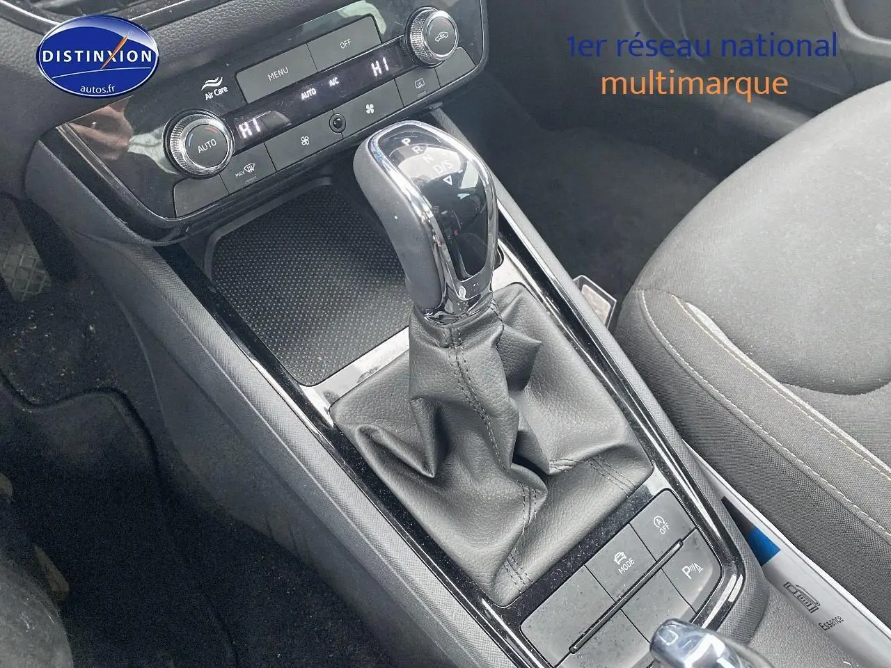 Vue rapprochée de la console centrale du Skoda Kamiq 2025, avec levier de vitesses automatique et commandes de climatisation.