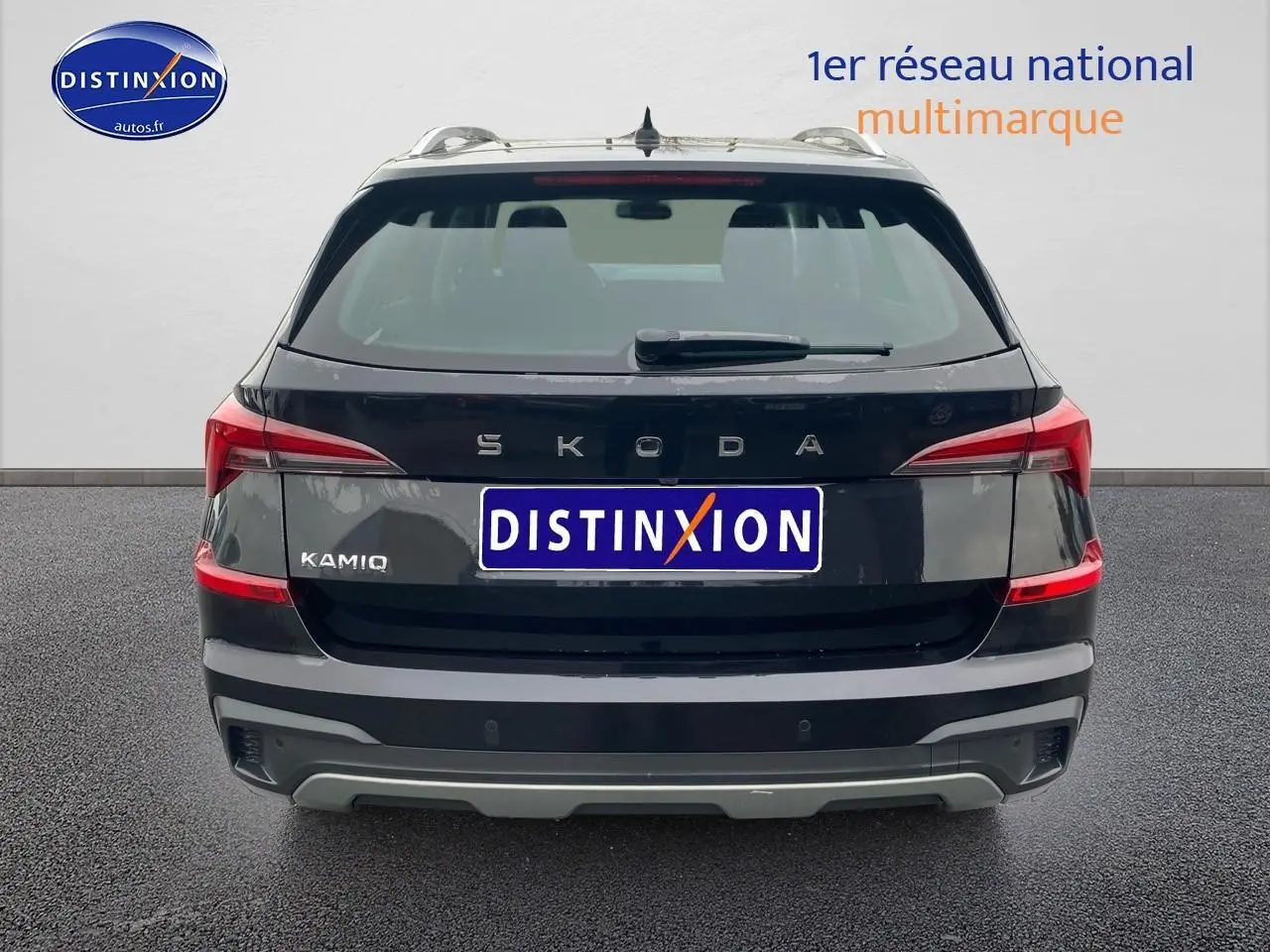 Vue arrière d'un Skoda Kamiq noir 2025 avec feux arrière LED et barres de toit argentées visibles.