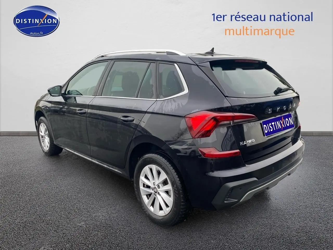 Vue 3/4 arrière droite d'un Skoda Kamiq noir 2025 avec jantes alu et barres de toit argentées.