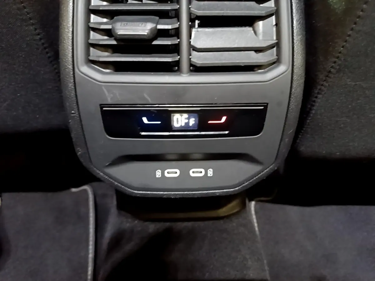 Détail de la console arrière de la SEAT Leon 2022 gris foncé avec commandes climatisation et ports USB-C.