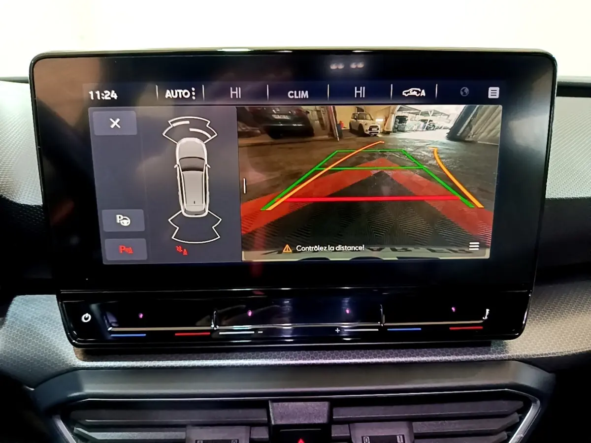 Écran tactile intérieur du tableau de bord du SEAT Leon 2022 affichant la caméra de recul et l’aide au stationnement.