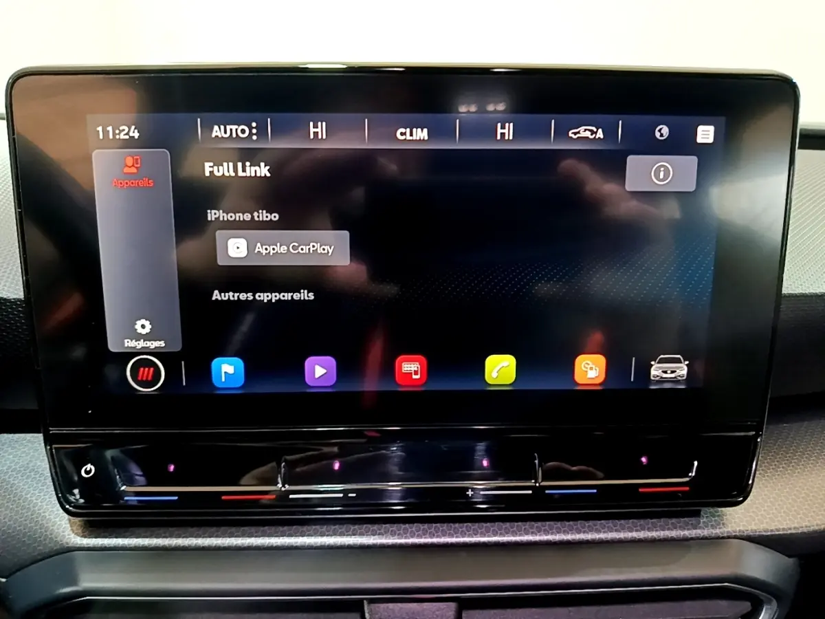 Écran tactile central du tableau de bord de la SEAT Leon 2022 affichant Apple CarPlay en mode connecté.