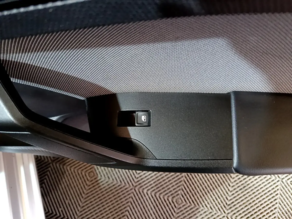 Détail de la poignée intérieure côté conducteur de la SEAT Leon gris foncé 2022 avec bouton de verrouillage intégré.