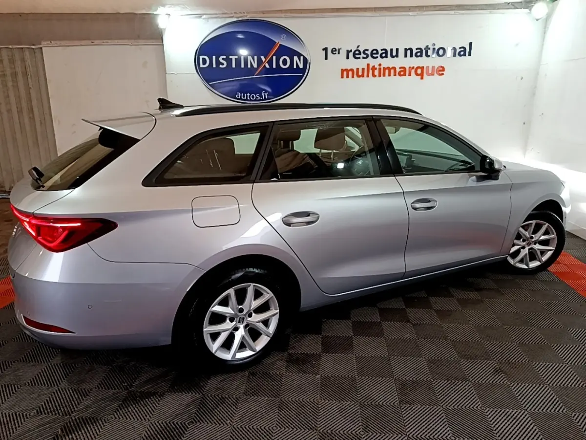 Vue latérale droite d'un break SEAT Leon gris foncé 2022 avec feux arrière LED et jantes alliage.