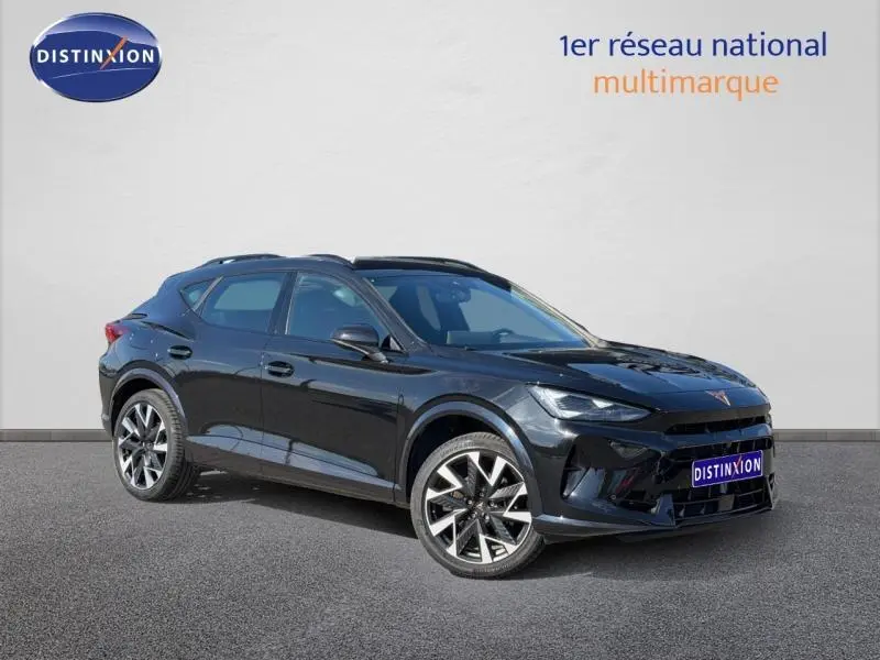 Vue 3/4 avant droit d'une CUPRA Formentor 1.5 eTSI Hybrid 2025 en noir minuit métallisé avec jantes distinctives.