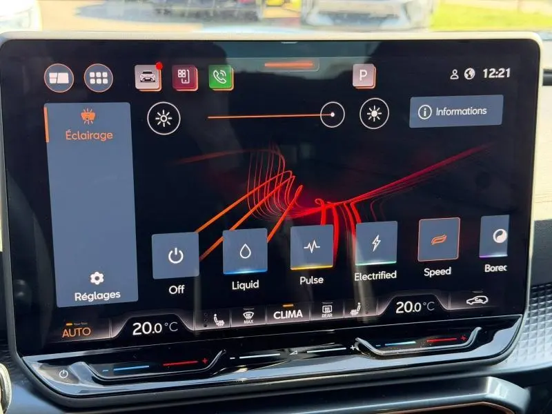 Écran tactile central du CUPRA Formentor 1.5 eTSI Hybrid 2025 affichant les réglages d'éclairage et de climatisation.