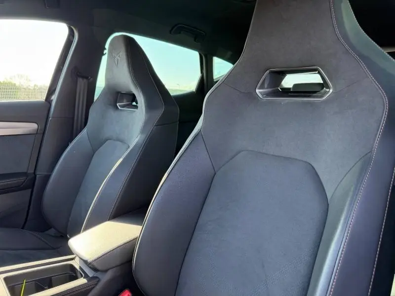 Gros plan sur les sièges avant en alcantara noir du CUPRA Formentor 1.5 eTSI Hybrid 2025, avec surpiqûres contrastées.