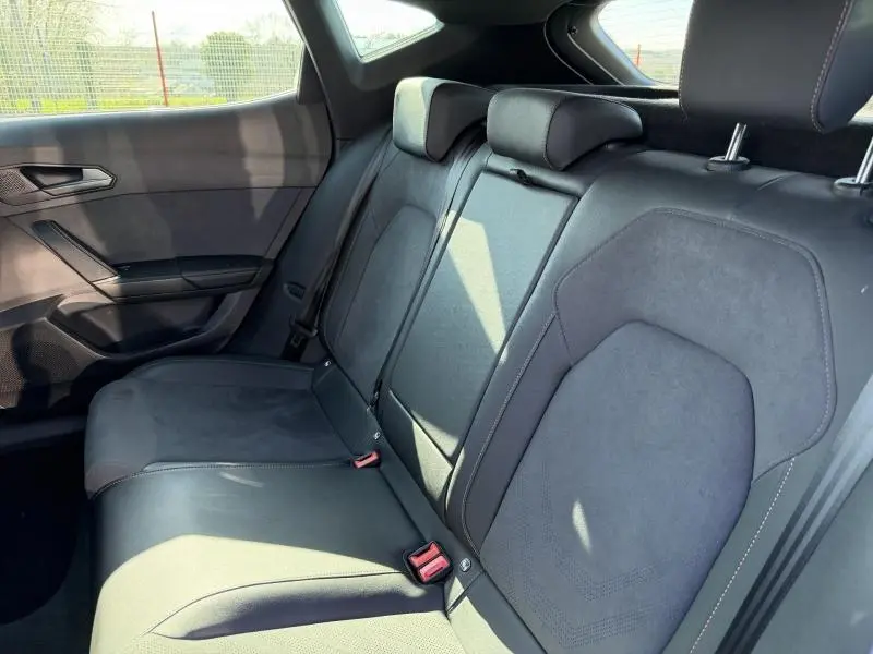 Vue intérieure des sièges arrière en tissu noir avec surpiqûres contrastantes du CUPRA Formentor 1.5 eTSI Hybrid 2025.