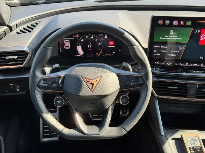 Vue intérieure centrée sur le volant multifonction du CUPRA Formentor noir, avec tableau de bord numérique et écran tactile.
