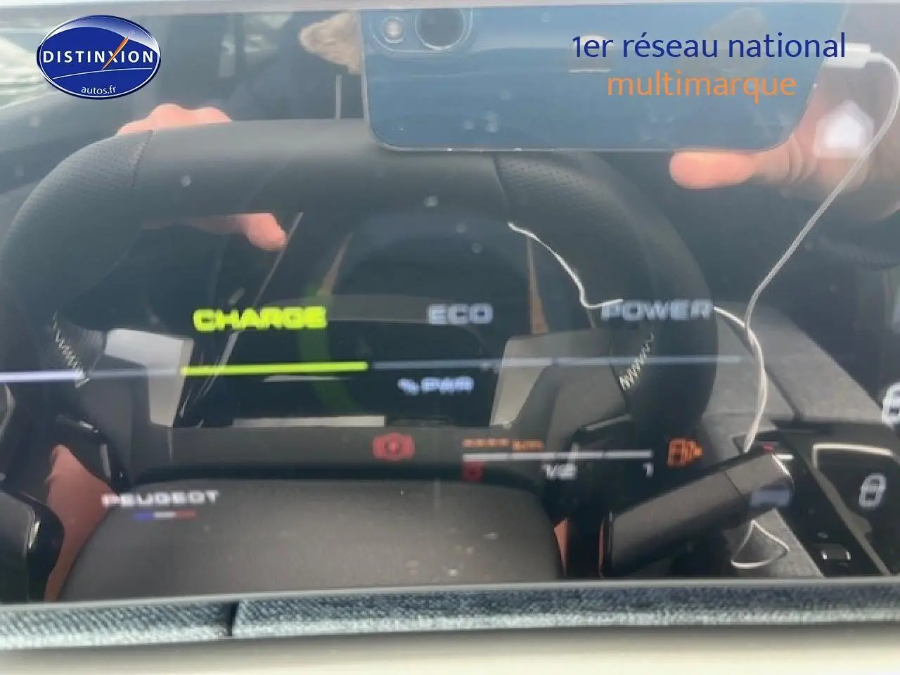 Vue rapprochée du tableau de bord numérique et volant cuir du Peugeot 3008 gris titane hybride 2025.