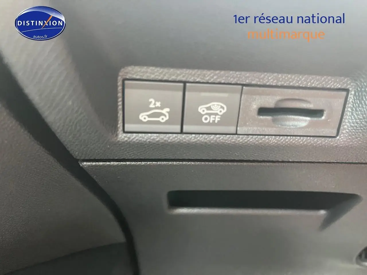 Gros plan sur les commandes intérieures noires du tableau de bord du Peugeot 3008 gris titane.