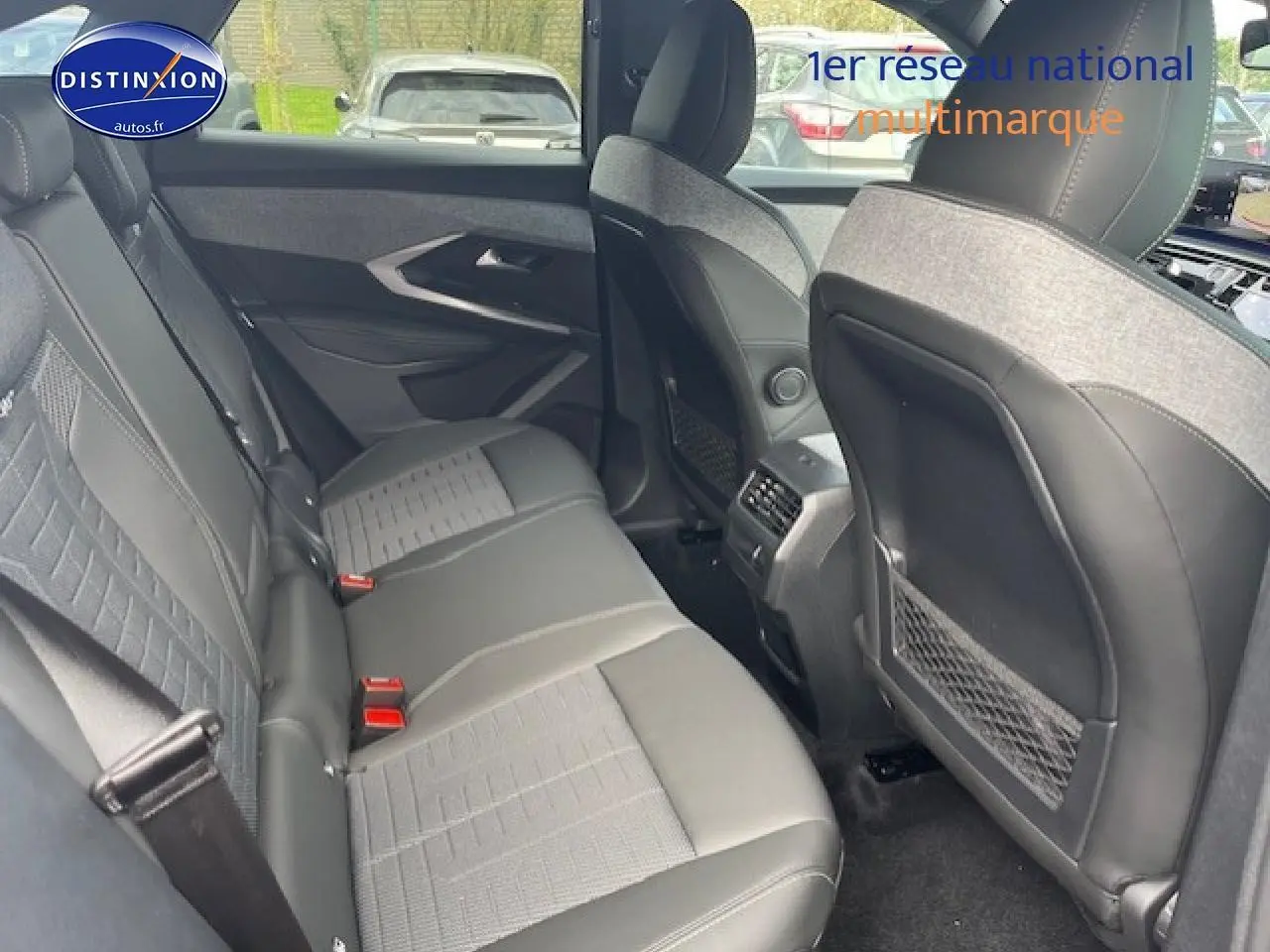 Vue intérieure arrière du Peugeot 3008 gris titane, montrant les sièges en cuir et tissu avec appuis-tête intégrés.