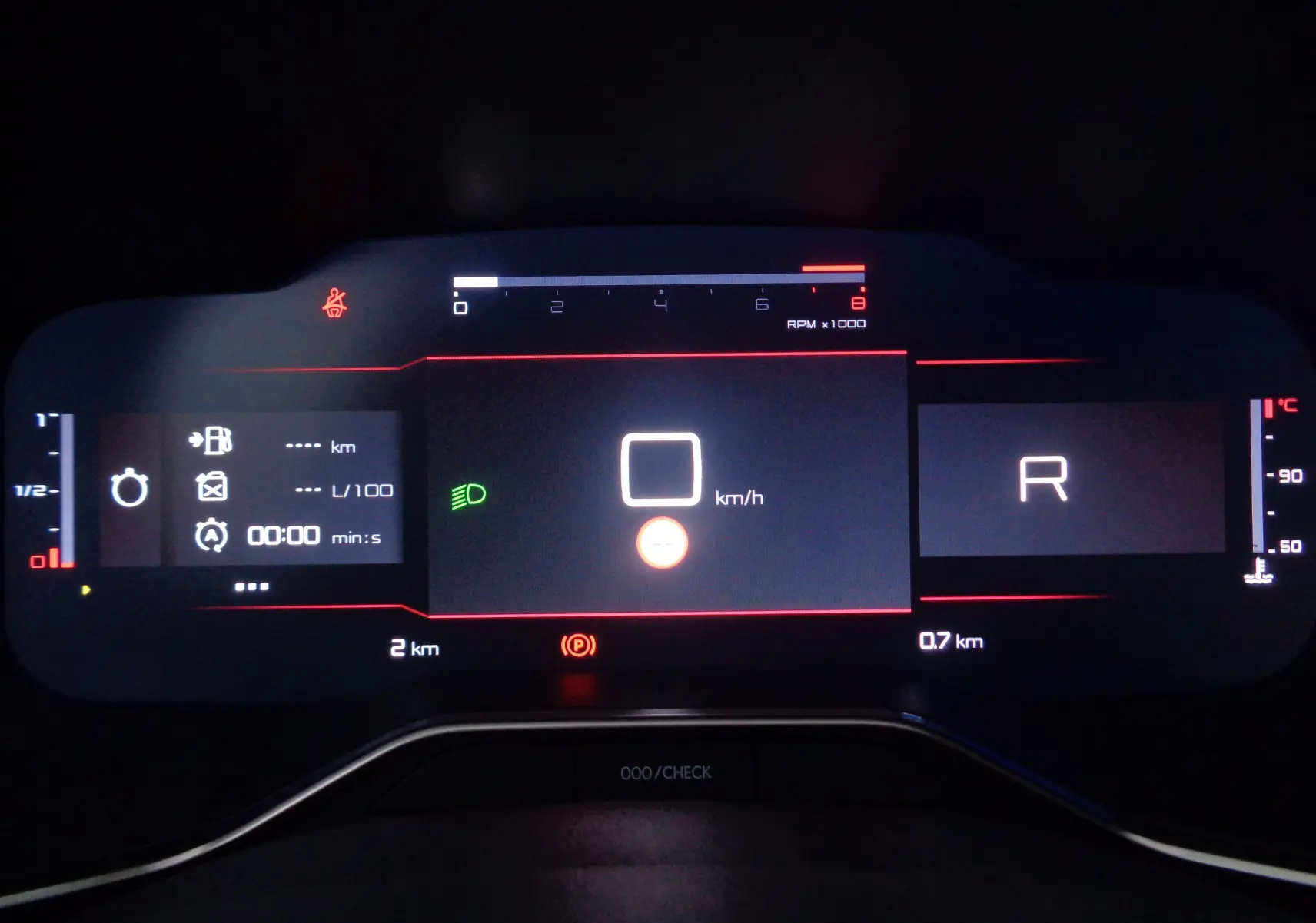 Tableau de bord numérique du Citroën C5 Aircross noir, affichant vitesse zéro et marche arrière activée.