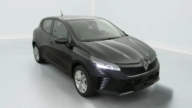 Renault Clio V SCE 65CH Evolution noir étoile vue 3/4 avant avec phares LED allumés dans un studio blanc.