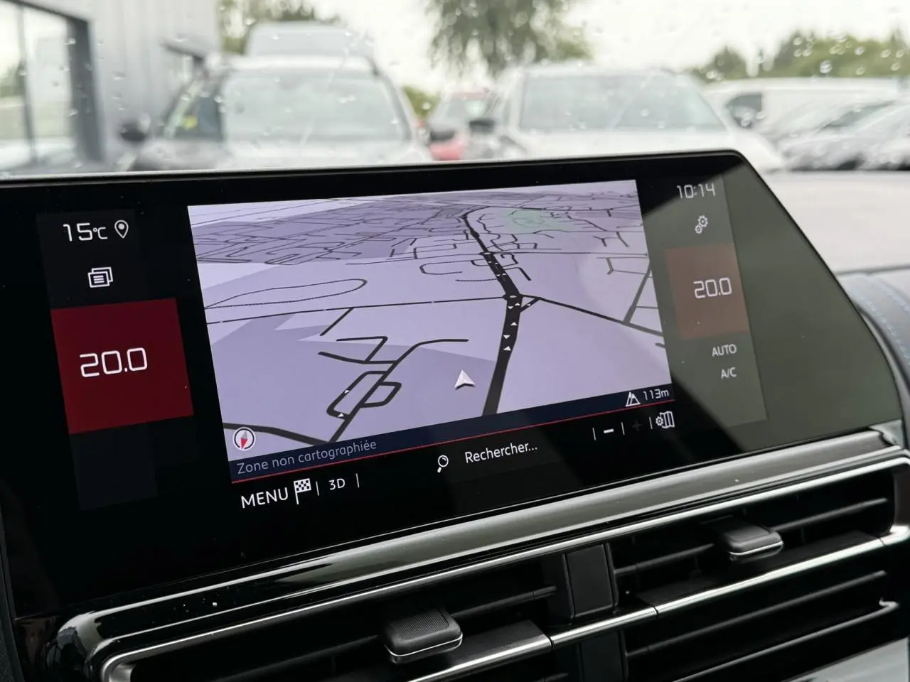 Écran tactile GPS 10 pouces du Citroën C5 Aircross Hybrid affichant une carte en intérieur lumineux.