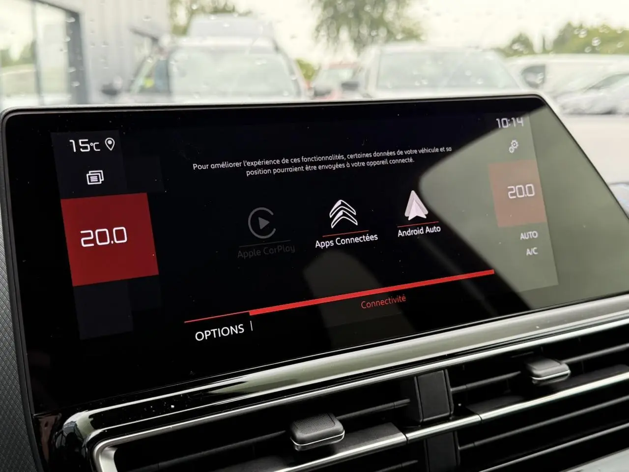 Écran tactile 10 pouces du tableau de bord du Citroën C5 Aircross Hybrid noir, affichant les options connectivité