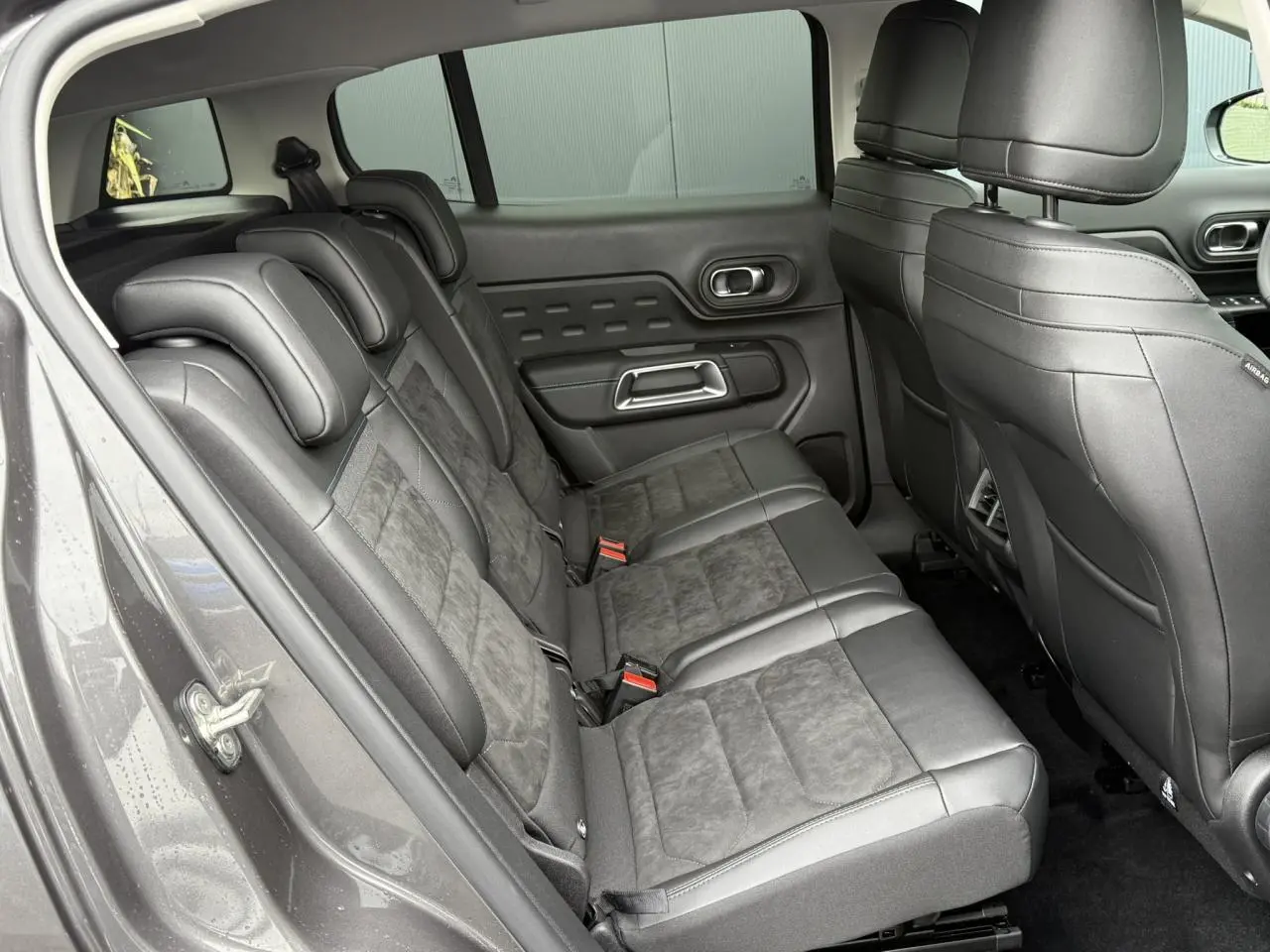 Vue latérale gauche des sièges arrière en Alcantara noir et tissu effet cuir du Citroën C5 Aircross Hybrid 2025.