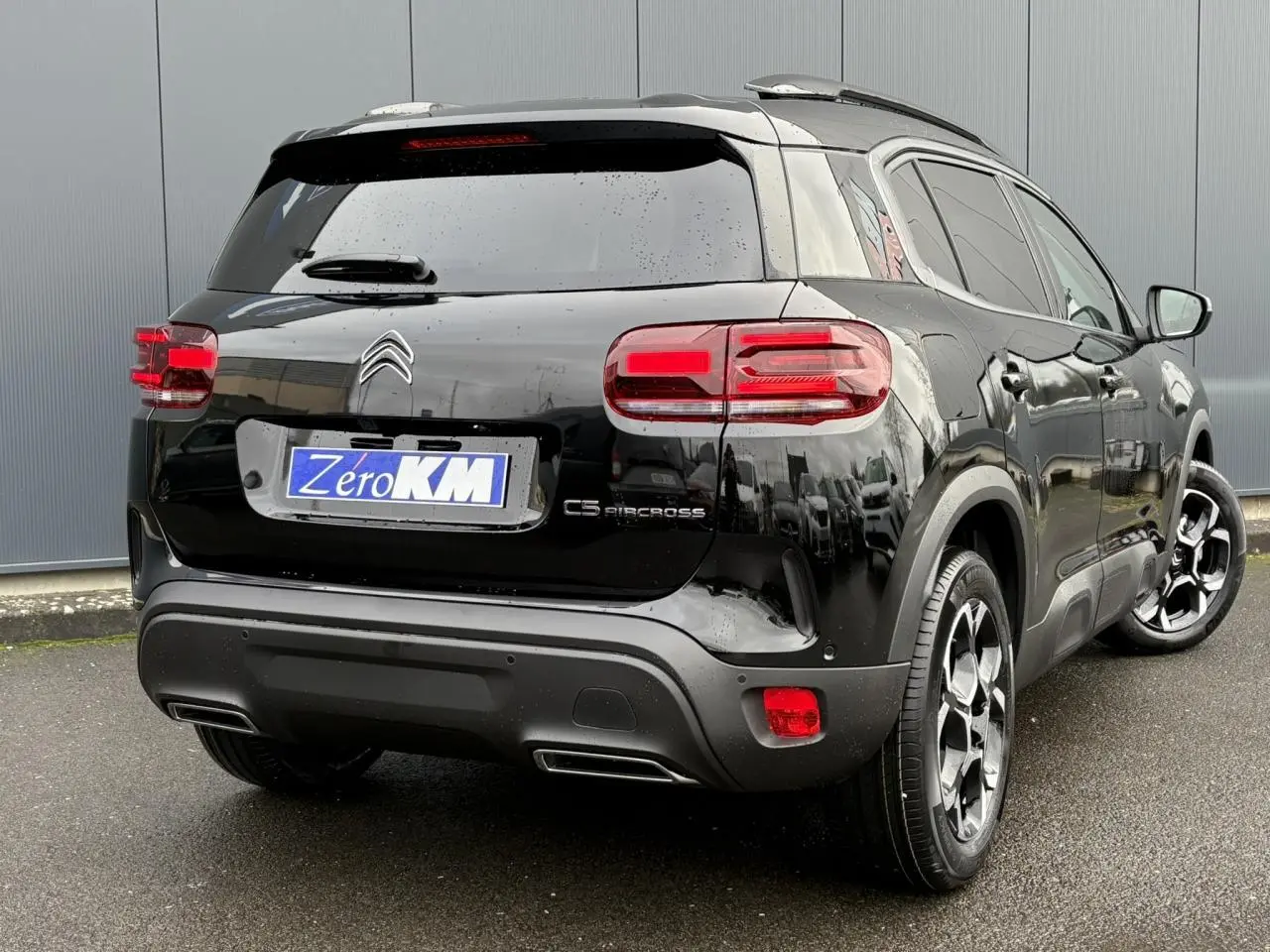 Vue 3/4 arrière droite d'un Citroën C5 Aircross Hybrid noir Perla avec jantes alliage 18'' et feux arrière LED 3D.