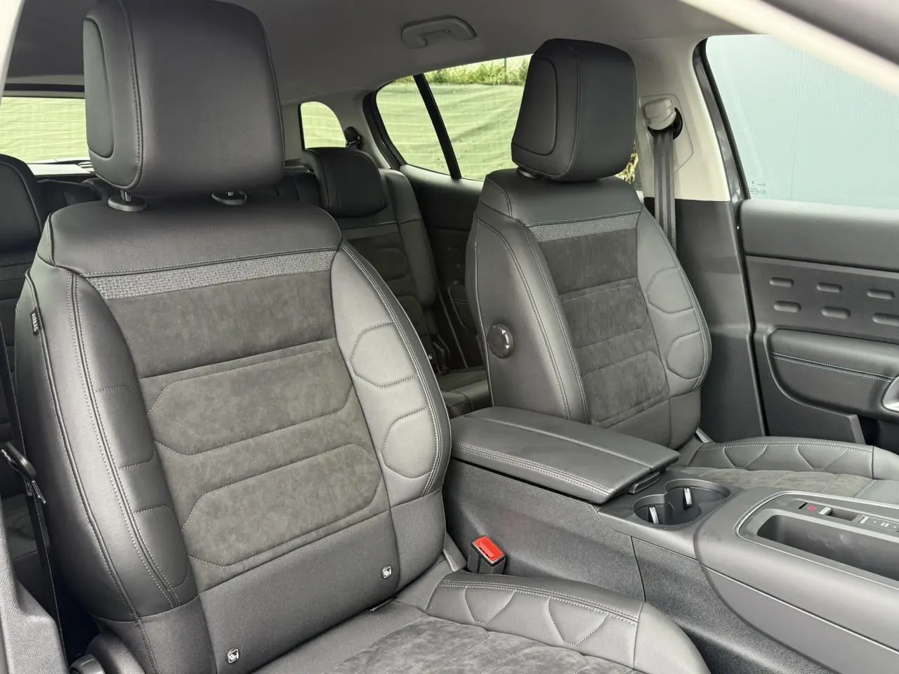 Intérieur avant du Citroën C5 Aircross Hybrid noir, sièges Urban Black en Alcantara et cuir avec accoudoir central.