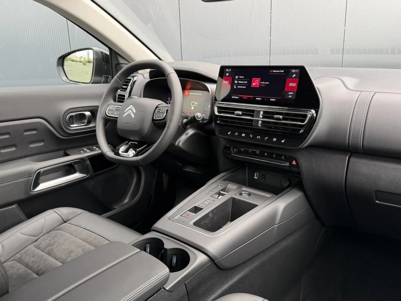 Intérieur avant droit du Citroën C5 Aircross Hybrid noir, avec tableau de bord numérique et écran tactile 10 pouces.