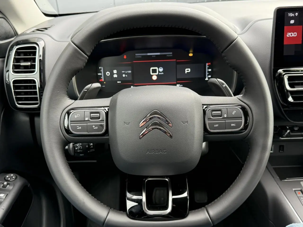 Volant en cuir noir de Citroën C5 Aircross Hybrid 2025 avec commandes intégrées et tableau de bord numérique.