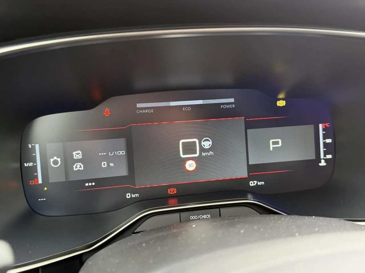 Tableau de bord numérique de la Citroën C5 Aircross Hybrid noir, affichant la vitesse, mode éco et indicateurs de charge.