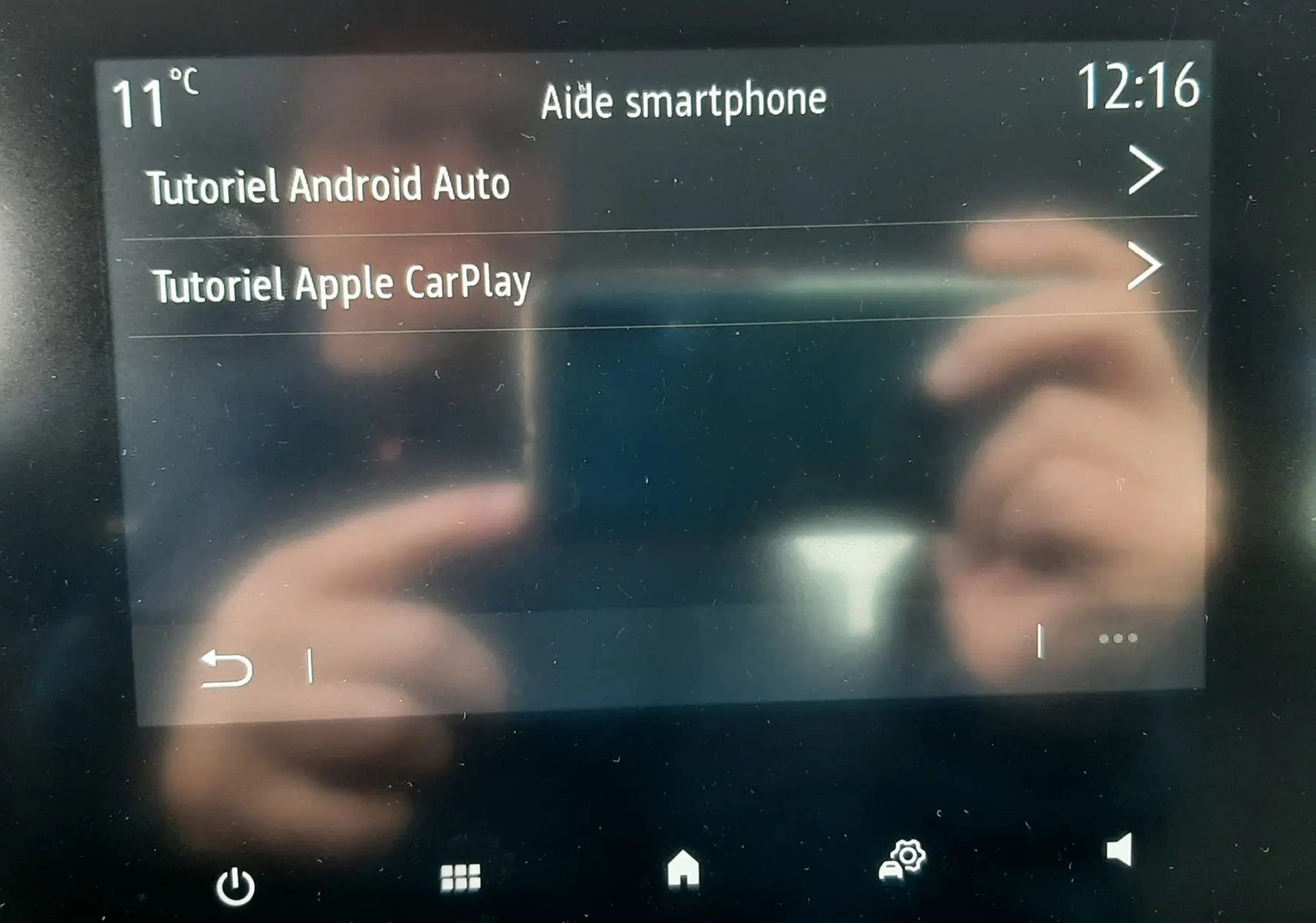 Écran tactile intérieur de Renault Clio V blanc, affichant les tutoriels Android Auto et Apple CarPlay.