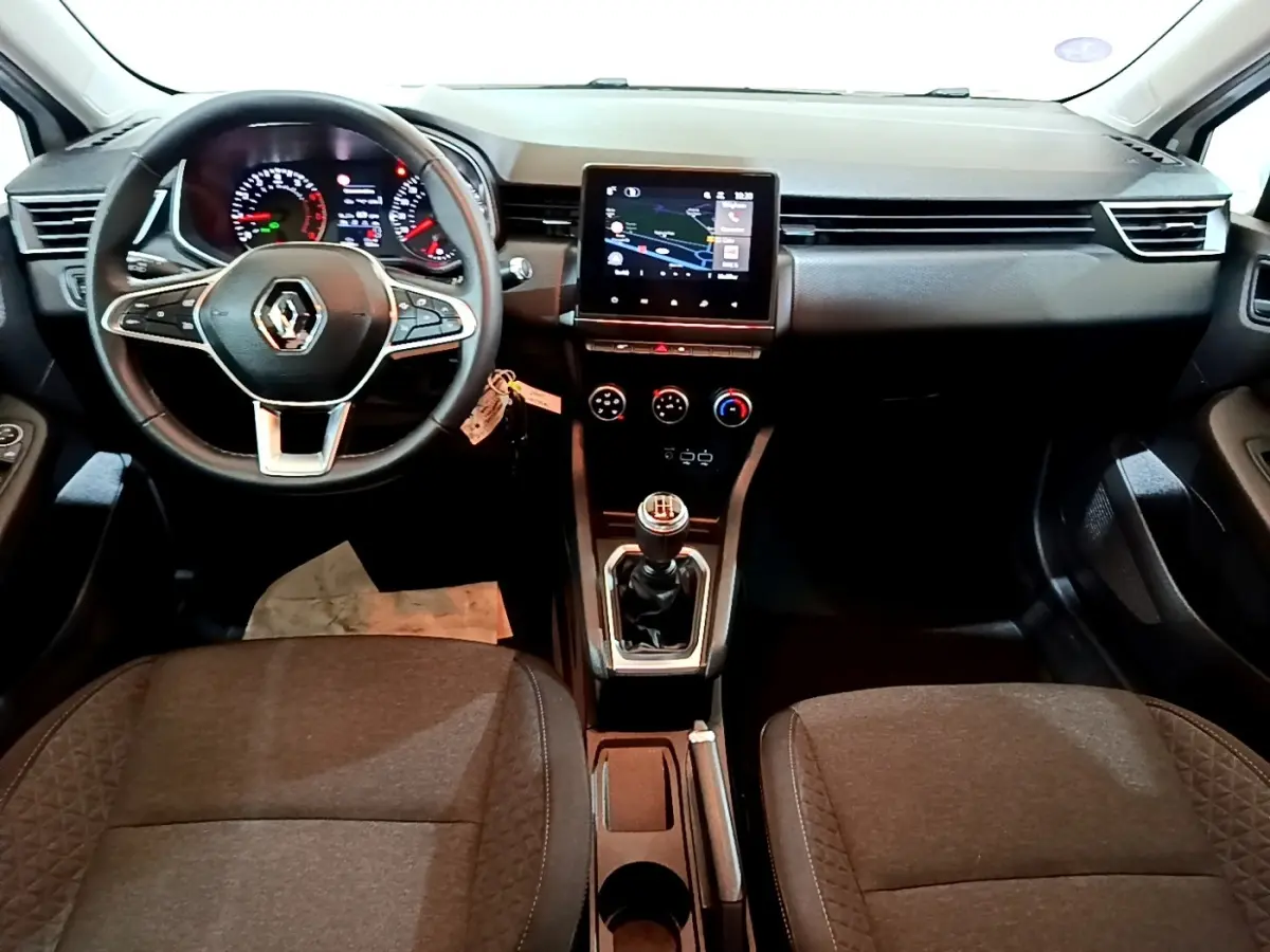 Vue intérieure avant de la Renault Clio Business blanche 2021, avec tableau de bord numérique et écran tactile central.