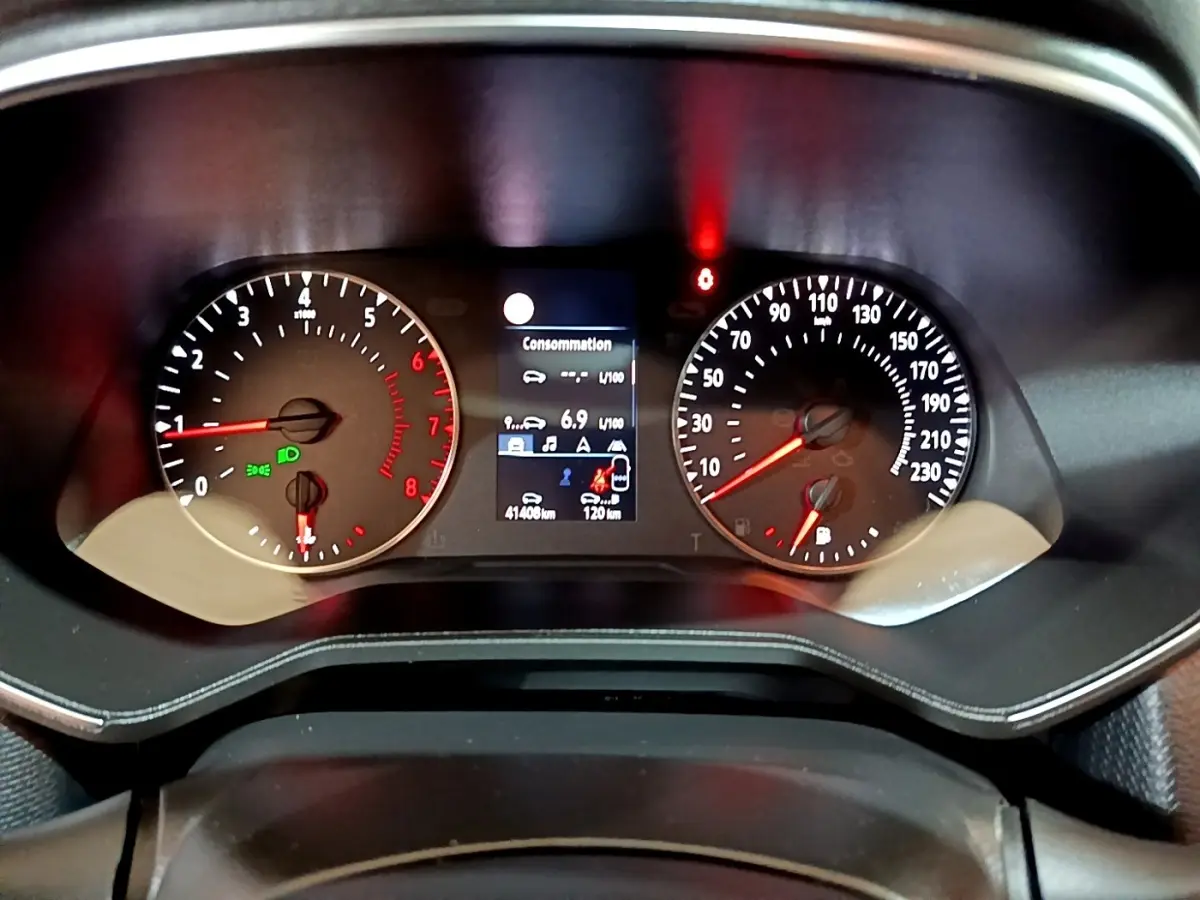 Vue rapprochée du tableau de bord de la Renault Clio Business blanche, affichant compte-tours, vitesse et écran central numérique.