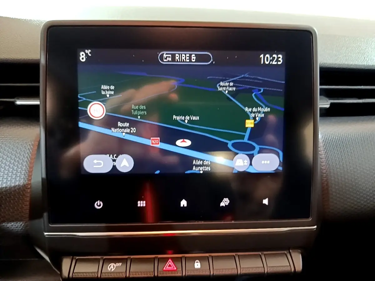 Écran tactile central affichant la navigation 3D dans l’habitacle de la Renault Clio Business blanche, vue de face.