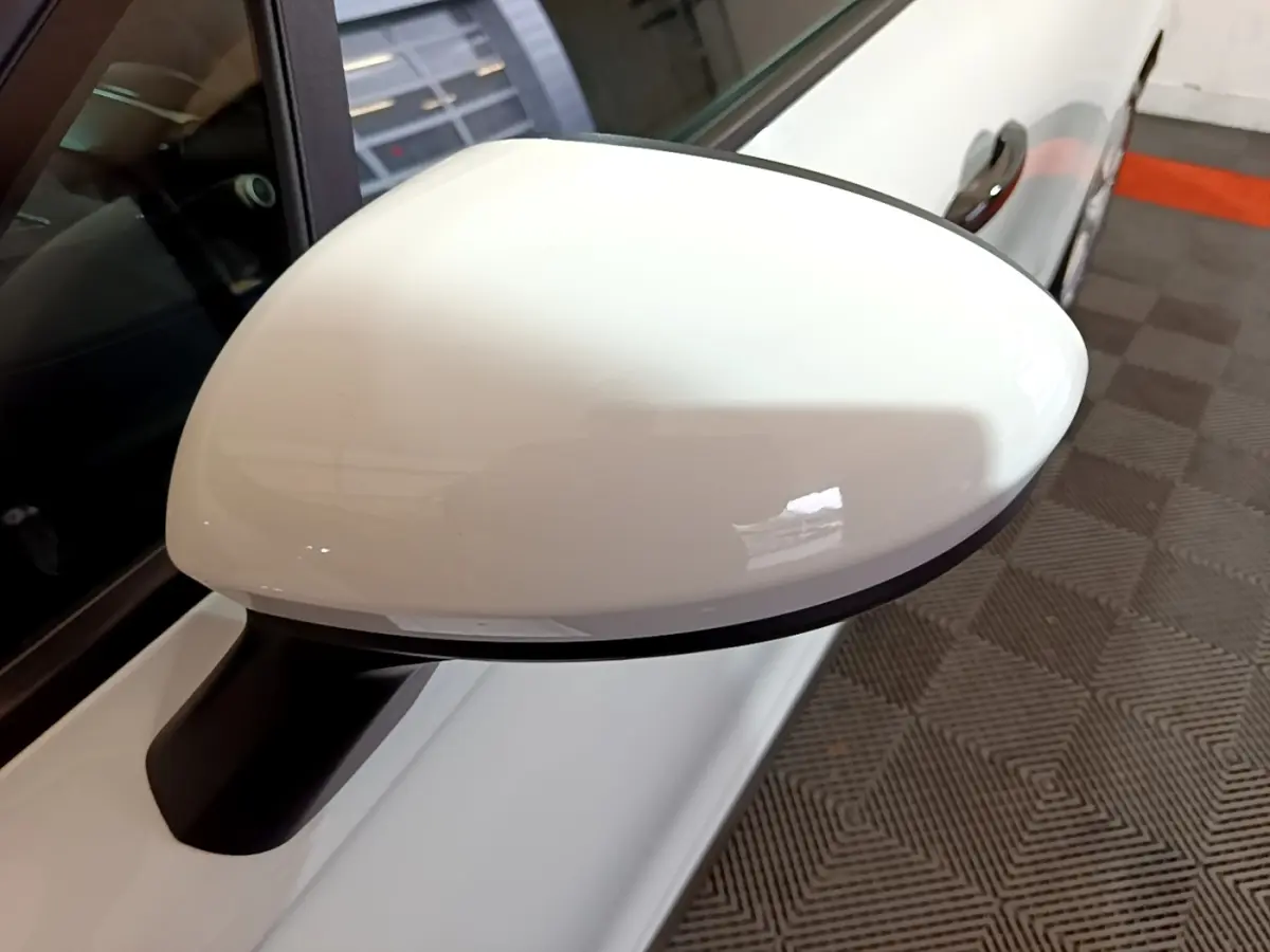 Rétroviseur blanc côté gauche de Renault Clio Business 2021, vue rapprochée avec carrosserie blanche en arrière-plan.