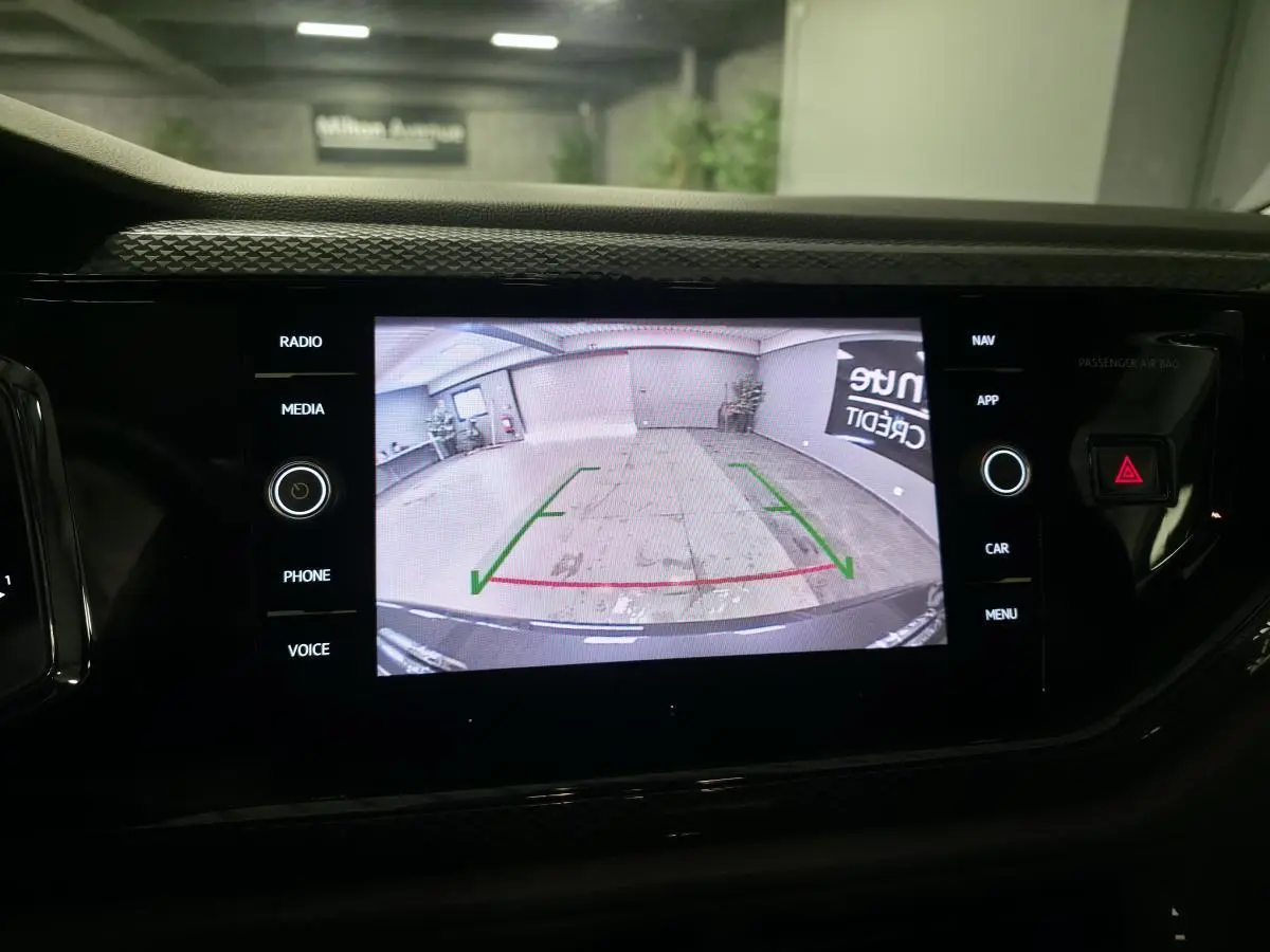 Écran tactile intérieur de la Volkswagen Polo 2025 montrant la caméra de recul avec guidage de trajectoire.