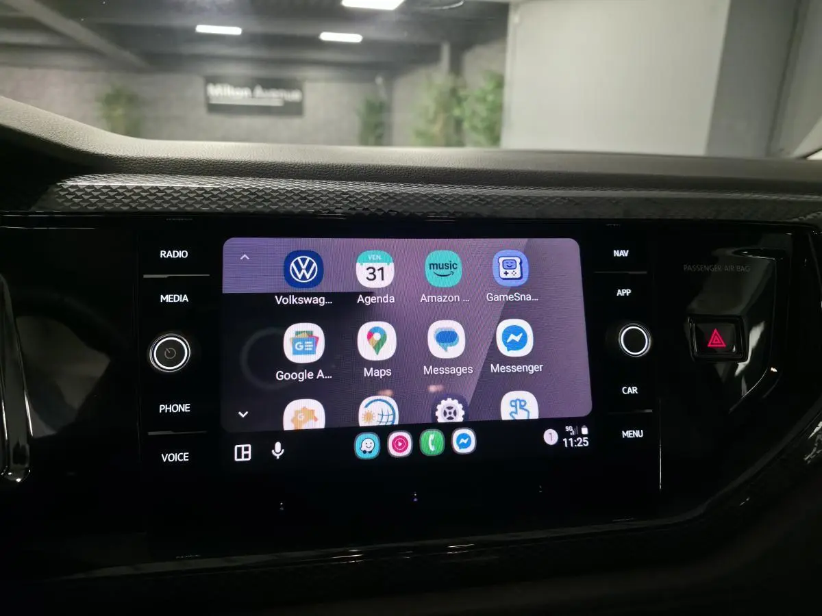 Écran tactile central 8 pouces du tableau de bord de la Volkswagen Polo gris, affichant les applications connectées.