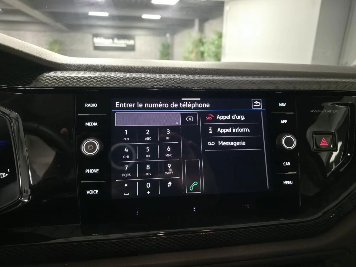 Écran tactile central de la Volkswagen Polo 2025 affichant le clavier pour entrer un numéro de téléphone.